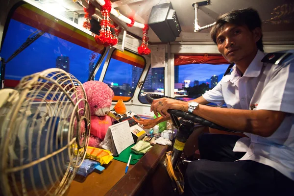 BANGKOK - 30 de abril: Condutor não identificado de um autocarro aquático que atravessa o rio Chao Phraya, 30 de abril de 2012 em Banguecoque . — Fotografia de Stock