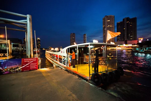 BANGKOK - APRIL 30: Water express bus plying the Chao Phraya River, April 30, 2012 on Bangkok. — Stock Photo, Image