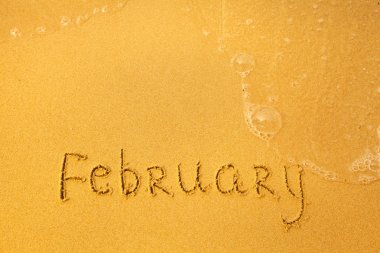 Şubat - kum plaj doku üzerinde yazılı.