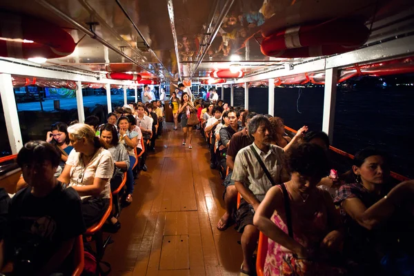BANGKOK - 30 avril : Passagers non identifiés d'un bateau-bus empruntant la rivière Chao Phraya , — Photo