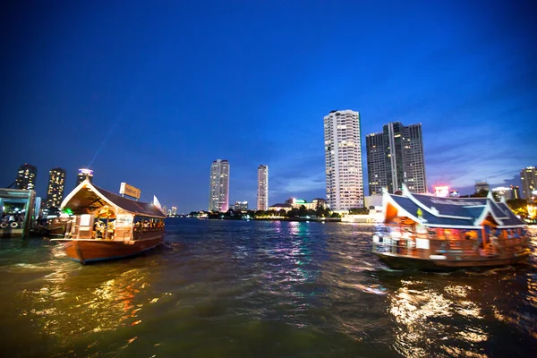 BANGKOK - 30 DE ABRIL: Ônibus expresso de água que dobra o rio Chao Phraya, 30 de abril de 2012 em Bangkok . — Fotografia de Stock