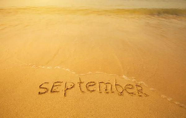 September - in Sand auf Strand-Textur geschrieben — Stockfoto