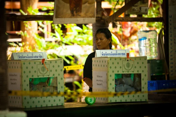 KO CHANG, TAILANDIA - 18 DE NOVIEMBRE: Los no identificados participan en las elecciones locales de Ko Chang —  Fotos de Stock