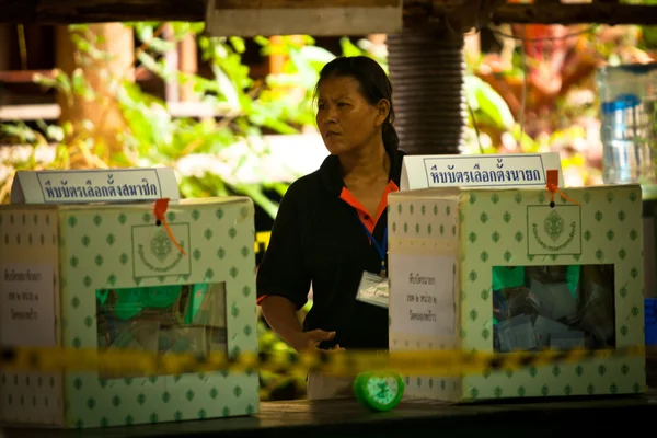 Ko chang, Tajlandia - 18 listopada: niezidentyfikowane uczestniczyć w wyborach lokalnych ko chang — Zdjęcie stockowe