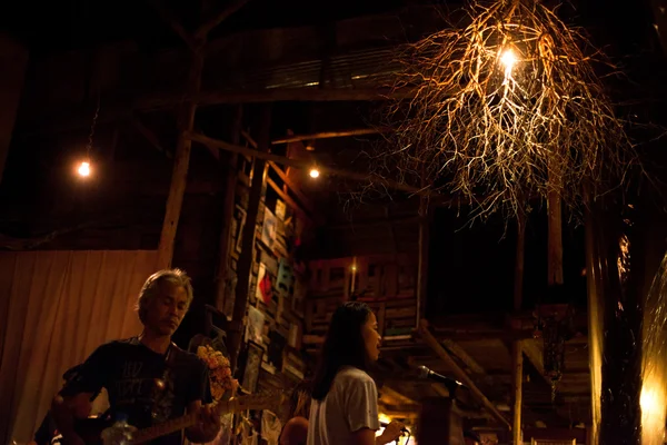 柯昌-达叻府，泰国-2 月 10 日： 泰国的布鲁斯乐队免费表演在晚上俱乐部糯米蓝军的石头 — 图库照片