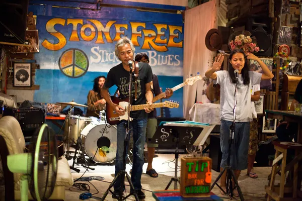 Ko chang-trat, thailand - februar 10: thai blues band stone free performance in einem night club sticky rice blues — Stockfoto