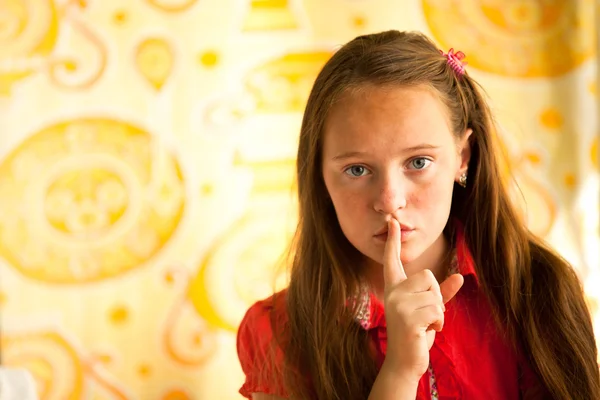 Schweigen. junges Mädchen mit dem Finger über dem Mund. — Stockfoto