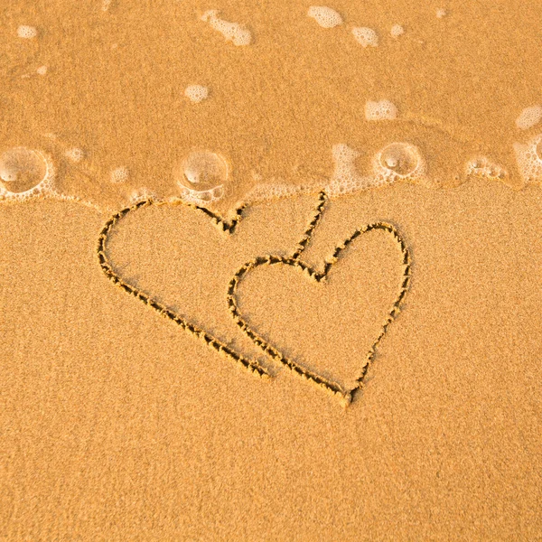 Forma de los dos corazones del mar en la playa en San Valentín. Onda suave del mar . Imagen De Stock