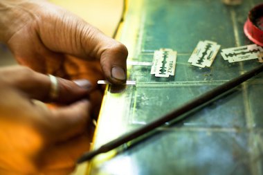 Chang, Tayland - Aralık 24: tanımlanamayan master yapan geleneksel dövme bambu, Aralık 24, 2012 Chang, Tayland. Tay tattooists turistler, fiyat aralığı 500 Tayland Bahtı ve yukarı arasında çok popüler olan