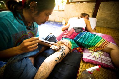 Chang, Tayland - Aralık 24: tanımlanamayan master yapan geleneksel dövme bambu, Aralık 24, 2012 Chang, Tayland. Tay tattooists turistler, fiyat aralığı 500 Tayland Bahtı ve yukarı arasında çok popüler olan