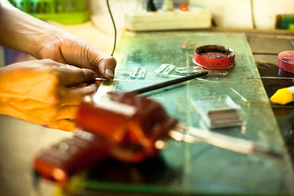 Chang, thailand - 24 dec: onbekende meester maakt traditionele tattoo bamboe, dec 24, 2012 in chang, thailand. Thaise tatoeëringen zijn erg populair onder toeristen, prijzen variëren van 500 thai baht en omhoog — Stockfoto