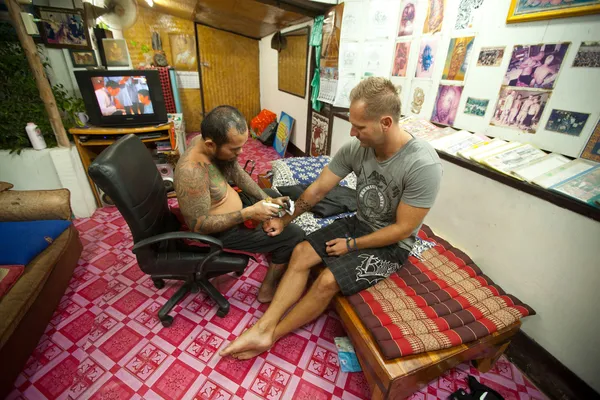 CAMBIO, TAILANDIA - 27 ENE: Maestro no identificado hace bambú tradicional tatuaje, 27 ene 2012 en Chang, Tailandia — Foto de Stock