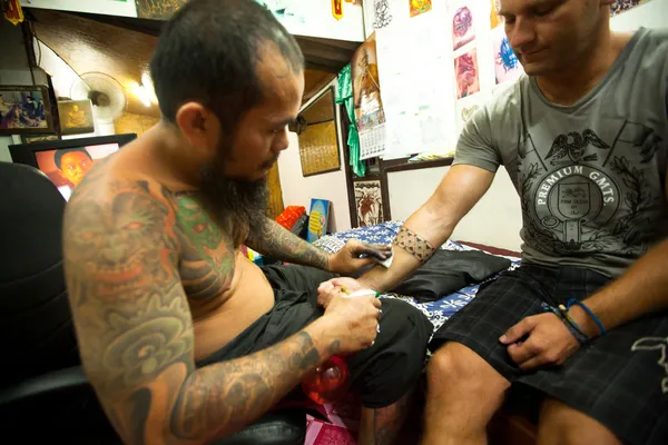 CAMBIO, TAILANDIA - 27 ENE: Maestro no identificado hace bambú tradicional tatuaje, 27 ene 2012 en Chang, Tailandia —  Fotos de Stock