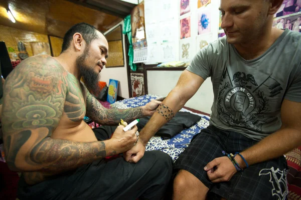 CAMBIO, TAILANDIA - 27 ENE: Maestro no identificado hace bambú tradicional tatuaje, 27 ene 2012 en Chang, Tailandia —  Fotos de Stock