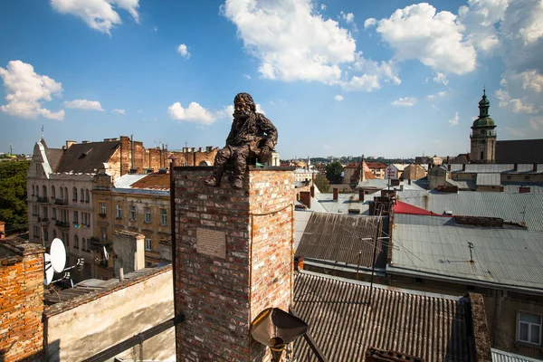 LVIV, UKRAINE - AUG 6: Chimneysweep monument is on the roof of a historic building House of Legends on Aug 6, 2012 in Lviv, Ukraine — Stock Photo, Image