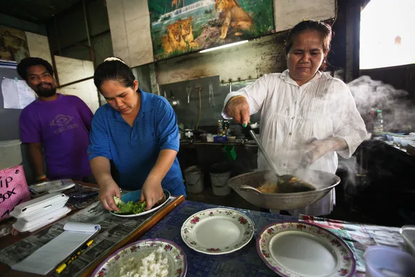 CHANG, THAÏLANDE - 23 JANVIER : Des vendeurs inconnus préparent de la nourriture dans un restaurant de rue le 23 janvier 2012 à Chang, Thaïlande — Photo