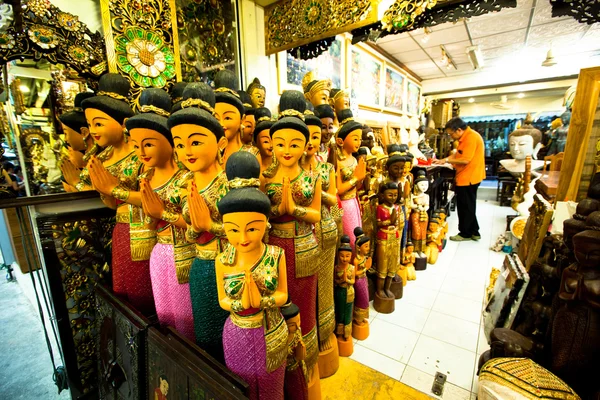BANGKOK, THAÏLANDE - 24 AVRIL : Achats touristiques au marché de fin de semaine de Chatuchak 24 avril 2012 à Bangkok, Thaïlande — Photo