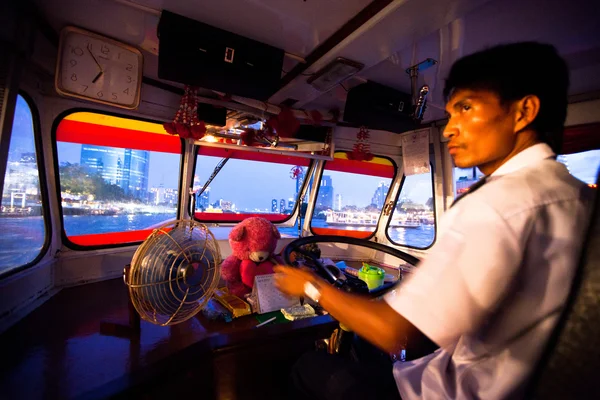 BANGKOK - 30 de abril: Condutor não identificado de um autocarro aquático que atravessa o rio Chao Phraya, 30 de abril de 2012 em Banguecoque — Fotografia de Stock