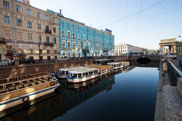 St.Petersburg, Federacja Rosyjska - 21 maja: griboyedov kanał nasyp, 21 maja 2012 w Sankt Petersburgu, Rosja — Zdjęcie stockowe