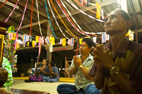 Ceremonia Wat Klong Prao monasterio después del festival de Buda de Chang — Foto de Stock