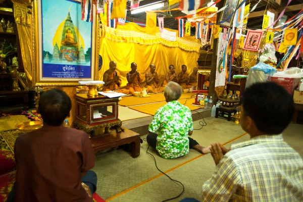 Szertartás Wat Klong Prao kolostor után Chang Buddha fesztivál — Stock Fotó