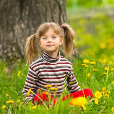 çimenlere oturup hoş beş yıllık kız
