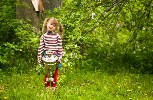 少女が公園にロシア サモワールでポーズ — ストック写真