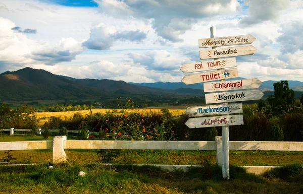 Indicatore sulla strada vicino a Chiangmai, Thailandia settentrionale — Foto Stock