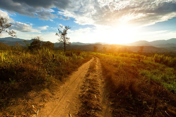 Paisaje de carretera y montaña al atardecer en el norte de Tailandia — Foto de Stock