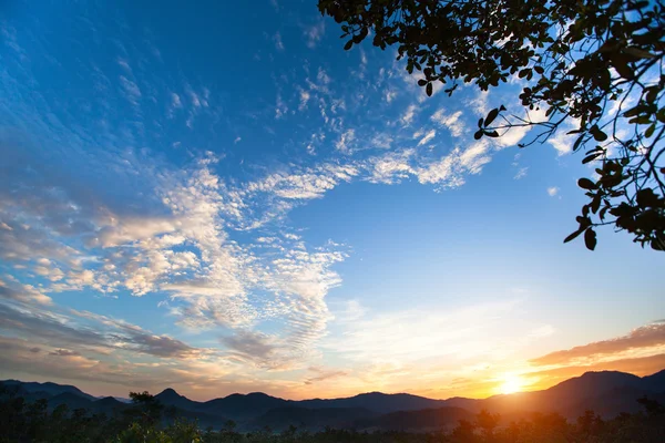 タイ北部の日没山の風景 — ストック写真