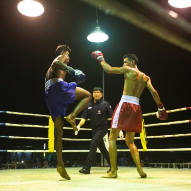 Chang, Tayland - 22 Şubat: tanımlanamayan muay Tay savaşçı rekabet bir amatör kickboxing maçta 22 Şubat 2013 Chang, Tayland