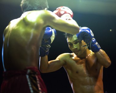 Chang, Tayland - 22 Şubat: tanımlanamayan muay Tay savaşçı rekabet bir amatör kickboxing maçta 22 Şubat 2013 Chang, Tayland