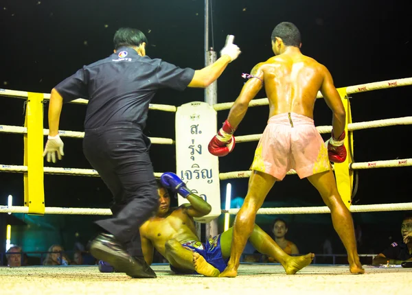 チャン、タイ - 2 月 22日： 正体不明のムエタイのタイの戦闘機の競争アマチュア キック ボクシングの試合では、2013 年 2 月 22 日、チャンでタイ — ストック写真