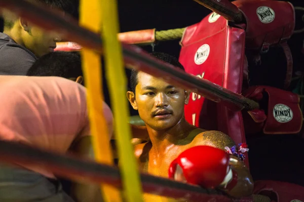 CHANG, THAILAND - FEB 22: Caça Muaythai não identificada no ringue, 22 de fevereiro de 2013 em Chang, Tailândia — Fotografia de Stock