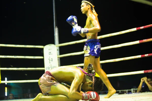 Chang, thailand - 22. Februar 2013: Unbekannte Muay-Thai-Kämpfer messen sich in einem Amateur-Kickboxkampf, 22. Februar 2013 in chang, thailand — Stockfoto