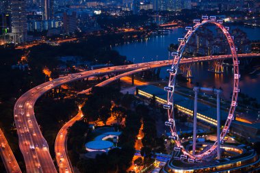 Singapur - 15 Nisan: çatı marina defne otel gece şehirden Singapur üzerinde bir görünüm 15 Nisan 2012.