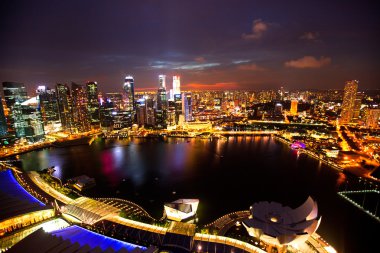 Singapur - 15 Nisan: çatı marina defne otel gece şehirden Singapur üzerinde bir görünüm 15 Nisan 2012