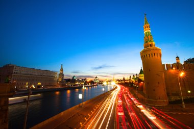 Moskova Nehri yakınındaki kremlin akşam çıkabilir