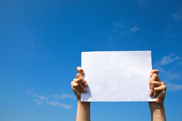 Чистый белый лист бумаги над небом
.