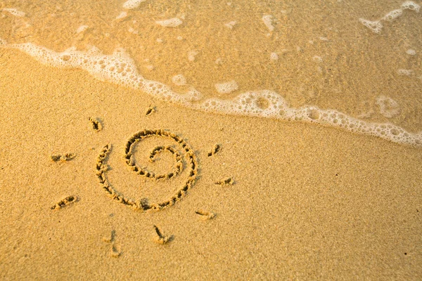 Soleil dessiné sur la plage de sable — Photo