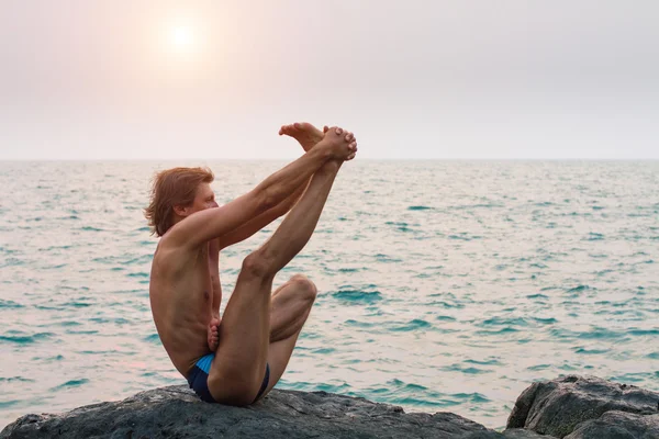 Jonge man doet yoga oefening — Stockfoto