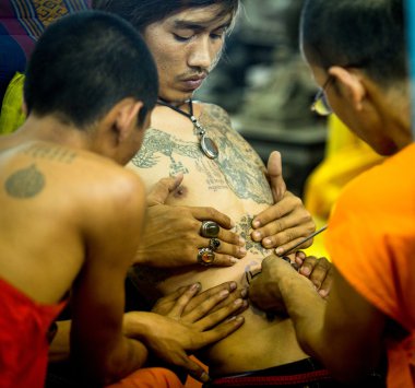 Tanımlanamayan keşiş pra bang yantra wai kroo ana gün törenle wat dövme yapar