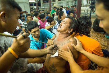 Tanımlanamayan keşiş pra bang yantra wai kroo ana gün törenle wat dövme yapar