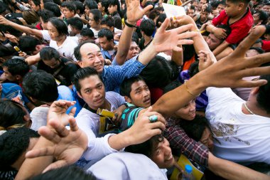 Kimliği belirsiz katılımcıları Wai Kroo (Luang Por Phern) ana gün töreninde Wat Bang Pra Manastırı
