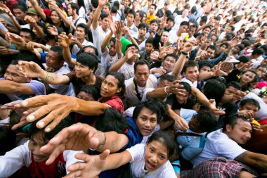Kimliği belirsiz katılımcıları Wai Kroo (Luang Por Phern) ana gün töreninde Wat Bang Pra Manastırı