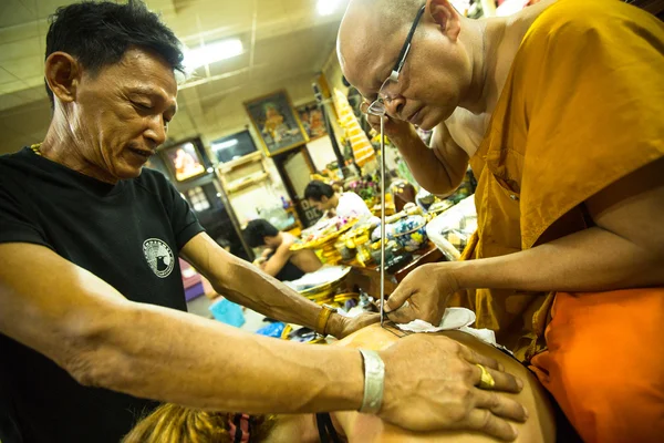 Onbekende monnik maakt yantra tatoeage — Stockfoto