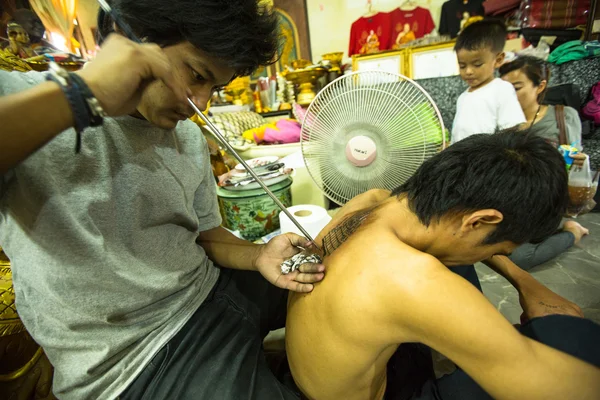 Неопознанный мастер делает татуировку "Янтры" — стоковое фото