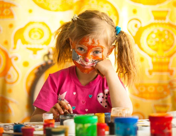 Criança pequena, desenho de pintura com pintura de cara — Fotografia de Stock