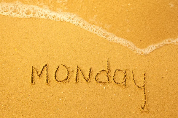 Понедельник - написано на песке — стоковое фото
