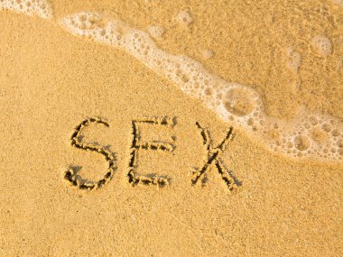 kum üzerine yazılmış seks